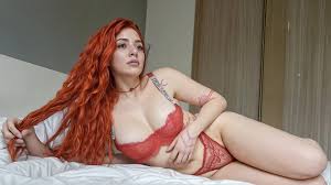 Masum kızıl saçlı latin iç çamaşırlı fotoğraf çekiminde sert seks yapıyor