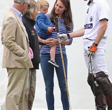 Herzogin kate 2017 beim besuch einer grundschule in london. Polo Mit Prinz George Herzogin Kate Tragt 6 Wochen Nach Geburt Skinny Jeans Welt