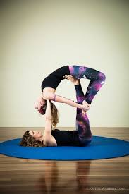 Acro Yoga Poses For Beginners Bing Imagens Couples Yoga Partner Yoga Poses Acro Yoga