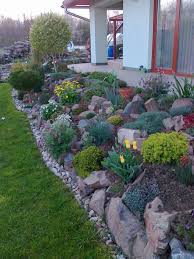 Some small rock garden plants are creepers, including dragon's blood stonecrop. Fabulous Front Yard Rock Garden Ideas 13 Landscapeideasfrontyard Garten Landschaftsbau Vorgarten Steingarten Ideen