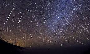 The meteoroid is at the bright head of the trail, and the recombination glow of the ionised mesosphere is still visible for about 0.7 seconds in the tail. Perseiden Heuer Mit Viel Lichtkonkurrenz Neue Vorarlberger Tageszeitung