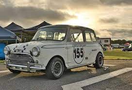just minis pa instagram historic racing is one of my passions this is from australia the cars look period with just enough modif クラシック ミニ カフェレーサーバイク ミニクーパー