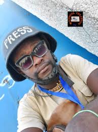 FLASH! Biamby Peter Lyonelson se non jounalis sila kap travay pou Windy  phele. Li Pran anpil kou jodia devan Vila dakèy nan men popilasyon Kanapevè  yo pandan l tap kouvri manifestation popilasyon