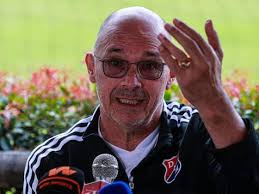 DIM despide a Alfredo Arias