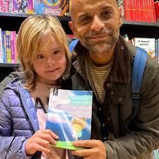 Una passeggiata alla @feltrinellinapoli ed Alba ha scelto uno dei libri per  bambini del nostro amico @vincio_pate "Toti che amava la luna" ed.  @inknotedizioni Vi consigliamo di leggerlo è veramente bello ed