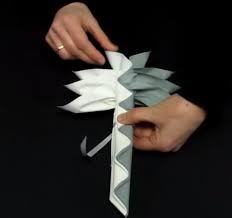 Pliage de serviette en papier en forme de palmier. Astuces Pour Creer Un Pliage De Serviette En Forme De Palmier Pliage Serviette Palmier Pliage Serviette Pliage Serviette Papier