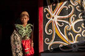Pakaian adat kalimantan barat termasuk dalam khazanah budaya nusantara yang wajib dilestarikan. Inilah Keunikan Pakaian Adat Bali Kalimantan Barat Dan Jawa Barat Kunci Jawaban Soal Buku Tematik Kelas 4 Sd Tema 7 Semua Halaman Fotokita