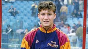 Grazie alla gazzetta dello sport per il premio leggenda dello sport ai vuoi rimanere aggiornato sulle attività di francesco totti e avere la possibilità di partecipare a iniziative esclusive. Das Waren Die Weltstars Als Totti Debutierte Goal Com