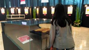 Diartikan dalam satu persatu kata, yaitu bhinneka yang berarti beraneka ragam, diambil dari kata neka dalam bahasa sansekerta yaitu macam. Melihat Kitab Sutasoma Asal Muasal Bhinneka Tunggal Ika