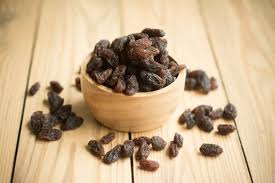 Relativement riches en glucides, les raisins secs doivent être consommé de manière équilibrée car il est fort possible qu'ils produisent un effet inattendu du fait de leur teneur calorique importante, 326 kcl pour il est alors conseillé de limiter la quantité ! Raisin Sec Bienfaits Et Calories Les Raisins Secs Font Ils Grossir
