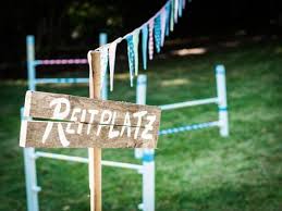 Mehr Bewegung Fur Kinder Wir Zeigen Euch Wie Man Einen Diy Reitplatz Mit Verstellbaren Hindernissen Fur Kinder Selber Bauen Kann So Konnen Kindergeburtstag Pferde Pferd Kinder Und Pferde Geburtstag