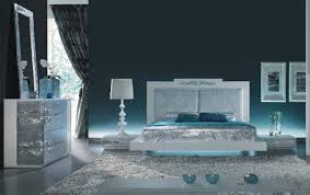 14 Silver Bedroom Designs For Royal Look In The Home Silver Bedroom Silver Bedroom Decor White And Silver Bedroom