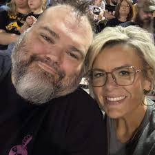 Like new cast iron 38,000 BTU natural gas stove with perfect cream glaze,  functional doors, and realistic logs. Barely used. Model RDVOD  https://woodheat.com/vermont-castings-radiance-ift?srsltid=AfmBOopxvwK_FfXzDXPPv-9SIe9VPC0CCsD74M-2OFztbhPNRM6oGiEs