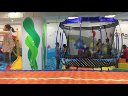 Anak Mandi Bola Lompat Lompat Di Kasur Balon Mandi Bola Kidzoona Indoorplayground Youtube Di 2020 Lompat Balon Mandi