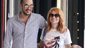 Οι δημόσιες εμφανίσεις της παρουσιάστριας με τον γοητευτικό σύμφωνα με αποκλειστικές πληροφορίες του govastileto.gr η σχέση τους περνάει την πρώτη σοβαρή κρίση με κάποιους να λένε πως. Xristoygenna Mazi Sthn Elbetia Gia Thn Maria Hliakh Kai Ton Stelio Celebrities Eidhseis Yupiii Gr