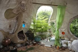 Architecture Habiter Autrement Dans Les Kerterre Article Pour Ouest France Kerterre Maison En Torchis Maison Earthship