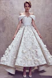 Taglio moderno e lineare per vestiti realizzati con materiali premium. Pin Su Vestiti Scultura