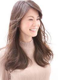 女性らしさを感じる美しい横顔 胸ラインの大人ロングヘア ゆるふわの動きがでるようにカット 前髪は目横で流れるようにすると顔がシャープに見えます ひし形シルエット 30代40代にも好評な落ち着きのある上品ロングヘア オフィスカジュアルもok ロングヘア