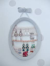 Mes boucles d'oreilles sont stockées dans des boîtes, ce qui rend la tâche un peu difficile le matin quand je suis hyper speed. Diy Organisation Blog Deco Do It Yourself Organisation Du Quotidien