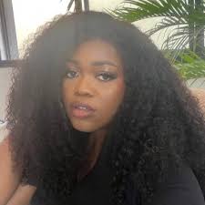 Lydia Mark (@uzzezzi)