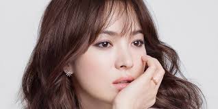 Die fans waren schockiert über die ankündigung ihres engagements im . Netizens Attack Song Hye Kyo Accusing Her Of Having A Chinese Sponsor Daily Naver