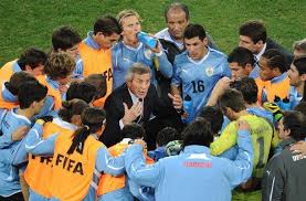 Jugadores son sorprendidos por fanático corriendo con máscara de una gallina. La Actual Seleccion Uruguaya De Futbol Historica Y Representativa Foto Momento Previo A La Definicion Seleccion Uruguaya De Futbol Futbol Seleccion Uruguaya
