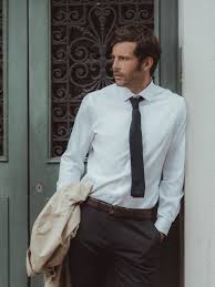 Lettrage fantaisie surf sur le devant. Le Chemiseur T Shirt Ou Debardeur Sous Sa Chemise