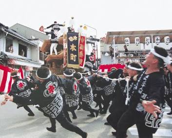 岸和田だんじり祭の迫力あるやりまわし（AI 生成）