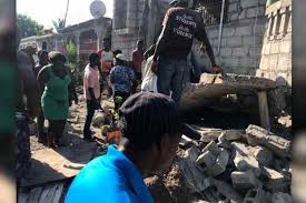 1 day ago · un grupo ayuda a rescatar a una pequeña que quedó enterrada bajo los escombros de su casa en les cayes. Fqfs E7h2jamim