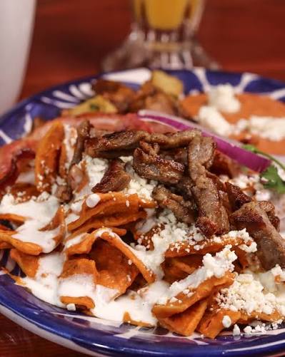 Mesa de brunch con varios platillos para compartir