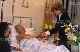 Princess Diana Visiting Victims Of The Purley Train Crash Mayday Hospital Croydon 1989 Princess Diana Diana My Princess