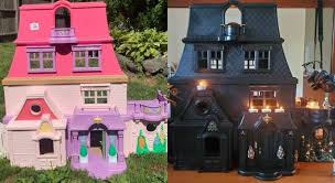 La casa de muñecas de amityville (españa). Galeria Artista Transforma Casa De Munecas En Mansion Embrujada