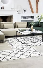 Modernes Wohnzimmer Im Skandi Landhausstil Mit Schonem Teppich In Beige Braun House Doctor Wohn Design Landhausstil Wohnzimmer