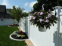 Privacy Fence Landscaping Pebble Border No Trimming Grass Along Fence Privacy Fence Landscaping Landscaping Along Fence Fence Landscaping
