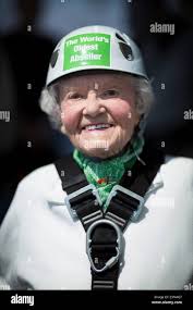 Unerschrockene hundertjährigen Doris lange MBE bereitet sich auf 130 Meter  hohen Spinnaker Turm Abseilen an ihrem 100. Geburtstag Stockfotografie