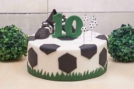 Fussball Torte Zutaten Und Zubehor In Einer Box Cakerella Cake Desserts Cake Pastry Cream Recipe