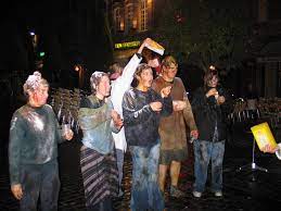 De leuvense studentenclub reuzegom, voor antwerpse studenten in leuven, bestaat niet meer. Studentendoop Wikipedia