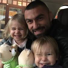 Bir zamanlar galatasaray'ın yıldız oyuncusu olan burak yılmaz, 2009 yılında şimdiki eşi i̇stem yılmaz ile tam evlenecekken, kına gecesinde yaşanan büyük bir tartışma sonucu ayrılmışlardı. Burak Yilmaz Ile Istemi Atilla Ciftinin Ucuncu Bebek Heyecani Magazin Haberleri Ntv