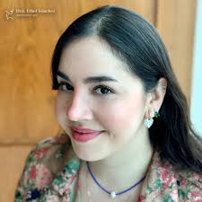 Pensando en una rinoplastia? 👃✨ La rinoplastia puede mejorar la apariencia  y función de tu nariz, corrigiendo problemas estéticos y respiratorios. Los  resultados pueden transformar tu confianza y calidad de vida. ¡Infórmate