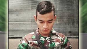 Kocaknya, potongan rambut baru mereka tak seragam alias asal potong. Potret Gagah Pesepakbola Indonesia Saat Berseragam Tentara Indosport