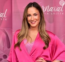 She recorded a song we are one (ole ola) along with jennifer lopez. Corpo De Claudia Leitte Apos Gravidez Ganha Elogios Em Foto De Biquini Barriga Seca Purepeople