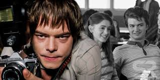 Stranger Things: Why Jonathan Takes Photos Of Nancy & Steve In Season 1