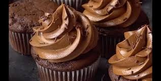 Un cupcake chocolat c'est beau, c'est délicieux, c'est simple à transporter et à faire partager. Cupcakes Au Chocolat Avec Le Meilleur Glacage Du Monde Desserts Ma Fourchette