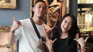 Wajahnya mengarah ke mukaku dengan kedua bola matanya yang indah menatap mataku. Pesepak Bola Ryuji Utomo Mantan Kekasih Ariel Tatum Resmi Menikah Ini Sosok Sang Istri Tercinta Tribun Manado
