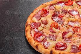 pizza de calabresa com queijo mussarela, salame, presunto 3140173 Foto de  stock no Vecteezy