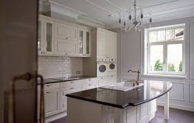 Drewniana Wyspa Oraz Ponadczasowa Biel W Tradycyjnej Kuchni Home Decor Home Decor
