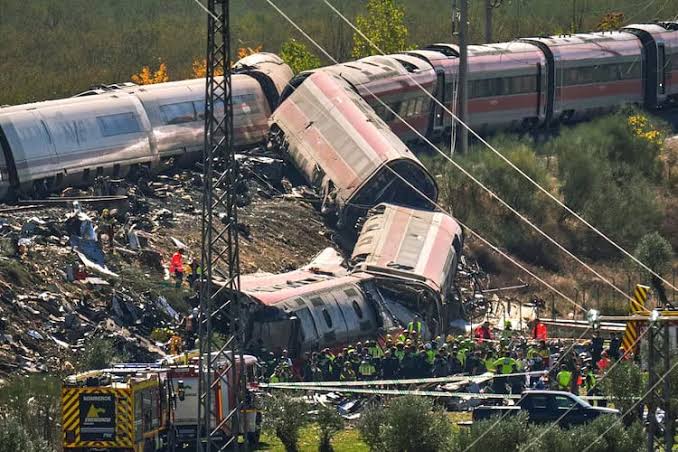 España: Mueren 68 personas en choque de trenes de velocidad