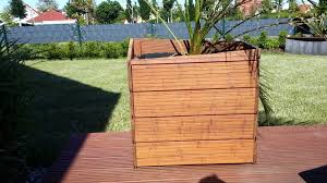 Da diese hölzer sämtlich im trockenen inneren des schuppens liegen, ist eine holzschutzbehandlung hier nicht nötig. Pflanzkubel Aus Holz Selber Bauen Anleitung In 6 Schritten 4 Varianten Hausbau In Bomschtown