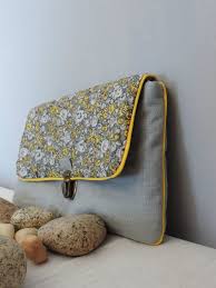 Une Pochette Comme On Aime Pour Glisser Dans Son Sac Happy Aime Sac Sac Pochette Pochette