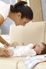 Auf diese weise beugen sie hautreizungen und infektionen vor. Junge Mutter Windel Wechseln Auf Baby Lachen Spass Haben Lizenzfreie Fotos Bilder Und Stock Fotografie Image 22149277